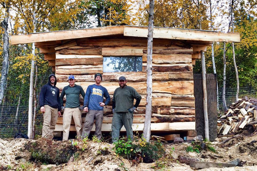 Trotz der Arbeit und Anstrengungen sind alle Helfer Stolz auf die neu entstanden Blockhütte in der Wildnis Alaskas