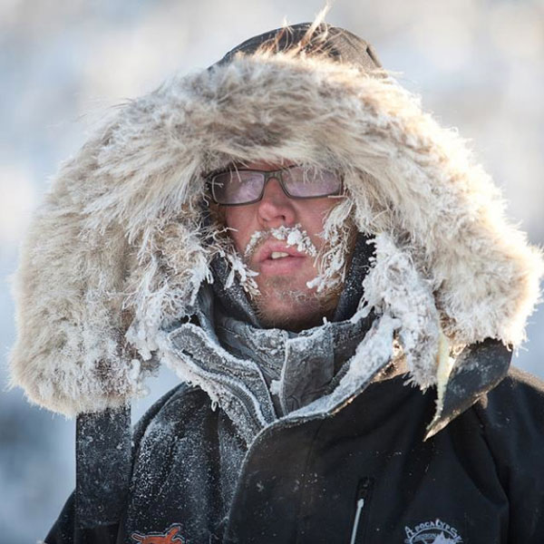 Brent liebt die kalten Temperaturen im eisigen Winter Alaskas