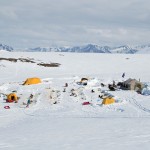 Malerisch liegt das Wild and Free Hundeschlittencamp in Alaskas Arktis am Fuße der Brooksrange