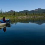 Langsam lassen wir uns vom Fluss treiben und genießen die unberührte Natur Alaskas