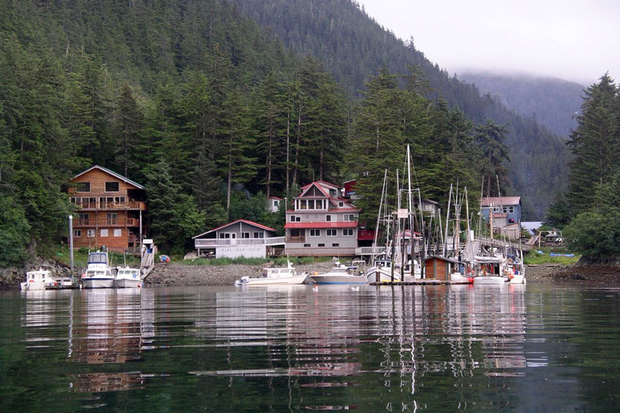 Elfin Cove ist ein kleines typisches Fischerdorf nahe des Glacier Bay Nationalpark