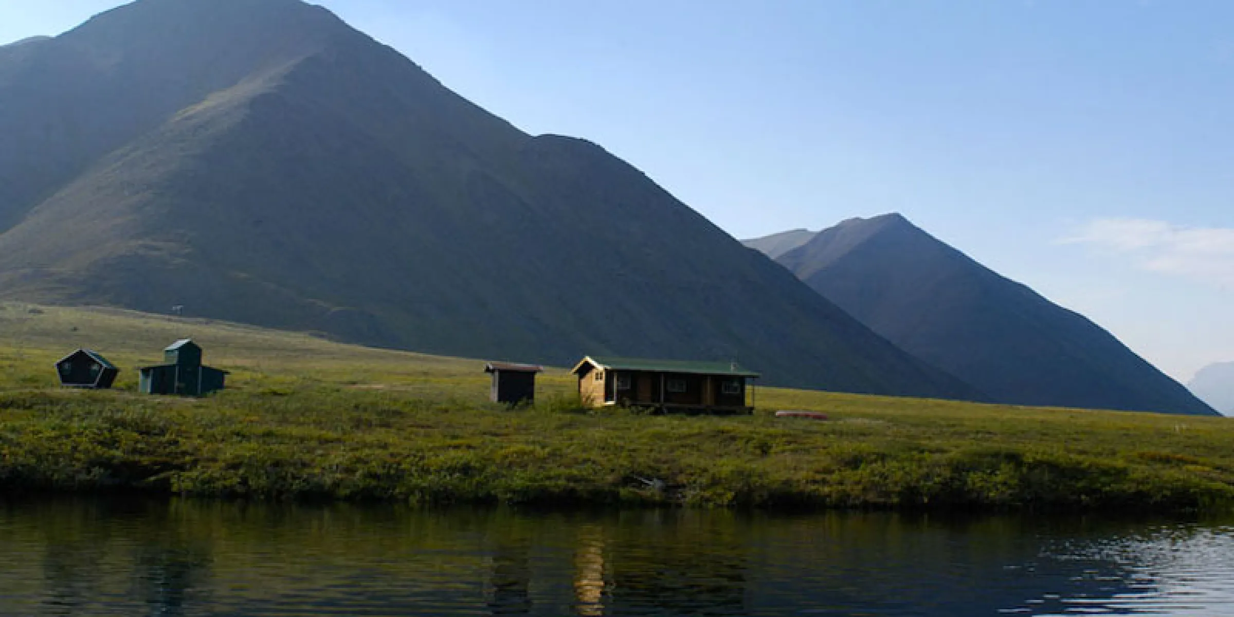 Gates of the Arctic Caribou Cabin am Ufer des Sees