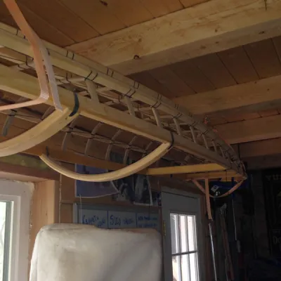 Holzgerippe eines selbstgebauten Inuits Kajak