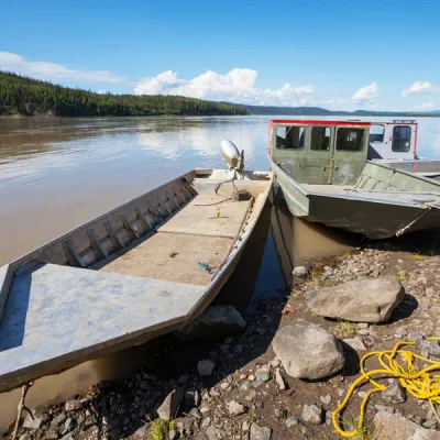 Fischerdorf am Ufer des Yukon River in Alaska