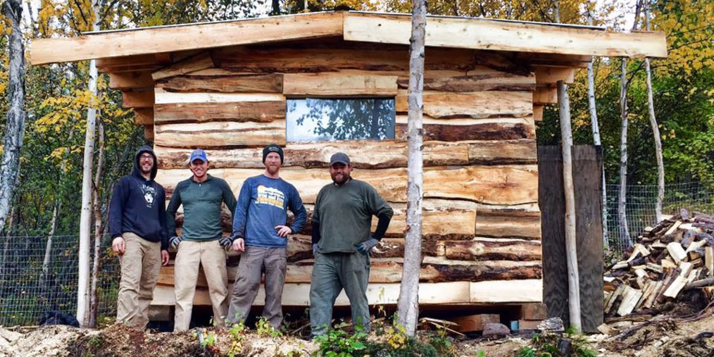 Die Baumaterialien für die Blockhütte, sprich das Holz, wird in den umliegenden Wäldern geschlagen.