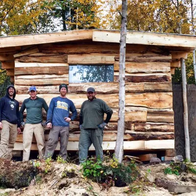 Die Baumaterialien für die Blockhütte, sprich das Holz, wird in den umliegenden Wäldern geschlagen.
