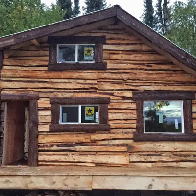 Die Blockhütte wird vorwiegend aus Materialien der umliegenden Wälder gebaut