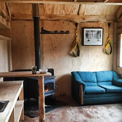 Klein aber fein - typische Einrichtung eine Blockhütte mit Holzofen in Alaska