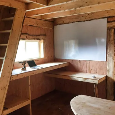 Um die Wärme optimal zu Nutzen befindet sich das Bett der Blockhütte direkt untern Dach