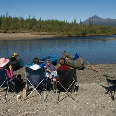 Pause am Ufer bei einer Kanutour in der Wildnis Alaskas