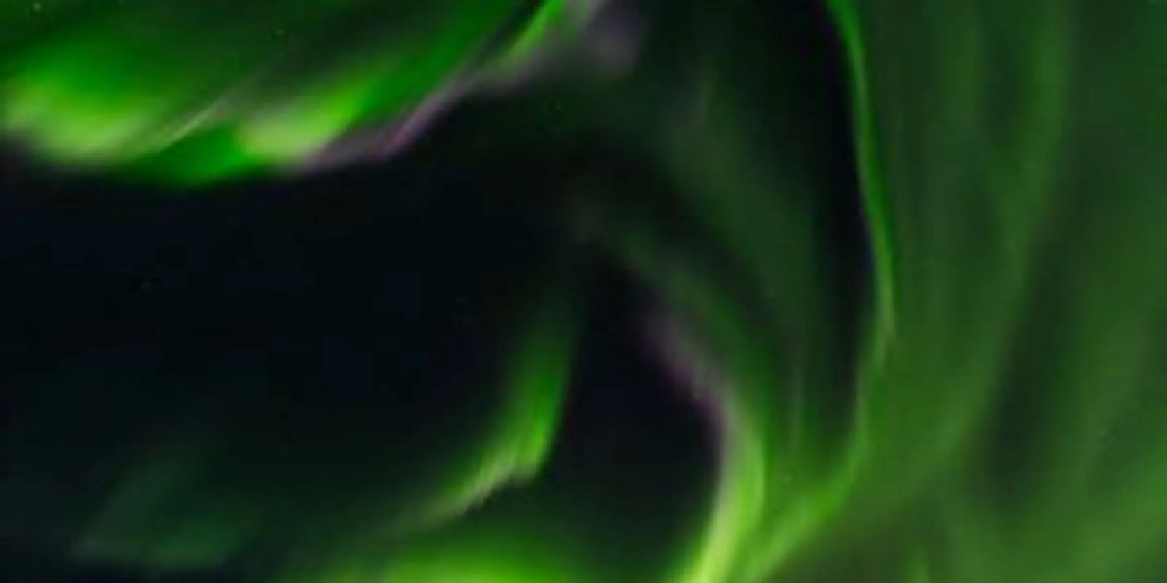 Die Aurora tanzt über den Himmel Alaskas